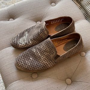 Trask Ali Loafer Perforated Taupe Suede